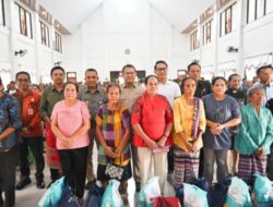 Lagi, Pemkab.Kupang – Angkasa Pura, Serahkan 1.600 Paket Sembako
