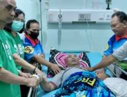 Sahabat Mgr. Gabriel Manek Hadirkan Kasih di Ruang Rawat RS Borromeus Bello