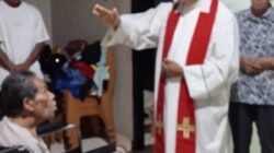Romo Kim Kunjungi Satu Persatu Umat KUB Santa Maria Virgo