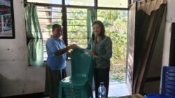 Salurkan Bantuan Kursi Kepada Posyandu, Wakil Bupati Kupang Pesan Begini