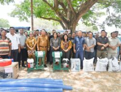 Dorong Ketahanan Pangan, Pemerintah Kabupaten Kupang Salurkan Alsintan dan Benih kepada Petani
