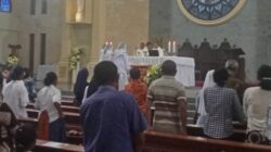 Umat Katolik Kolhua, Hadiri Misa Penutupan Bulan Rosario, Meski Hujan