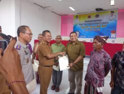Hadiri Penyerahan Sertifikat, RD Nardy:”Kami Apresiasi Pemkab. Kupang”